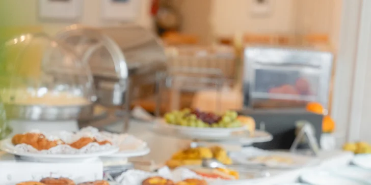 Obědy a večeře představují čtyřchodové à la carte menu včetně zeleninových talířů, dezertů či ovoce.