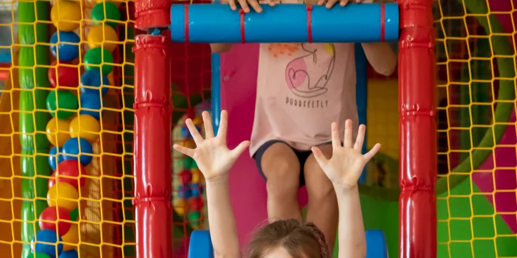 Súčasťou detského ihriska je aj obľúbený bazén s loptičkami.