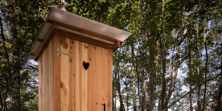 Nechýba ani suché WC s charakteristickým srdiečkom.