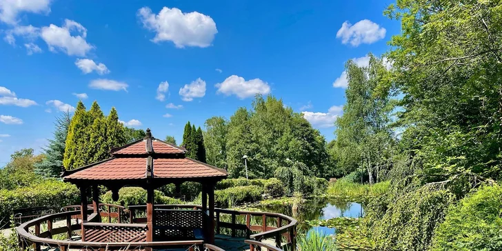 K hotelu také patří krásná zahrada.