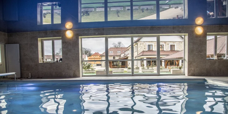 Neobmedzený vstup do moderného vodného wellness centra zahŕňa bazén s perličkovými schodmi a aromatickú parnú saunu.