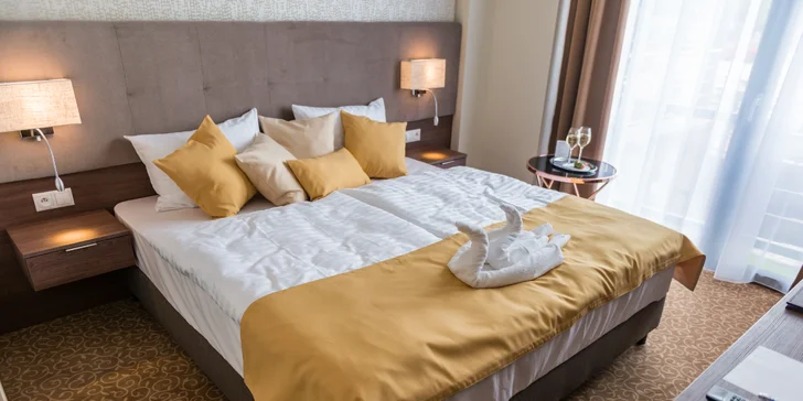 Izba Standard (19 m²) je moderne zariadená izba s veľkou manželskou posteľou, ktorá poskytuje komfortné ubytovanie pre dve osoby.