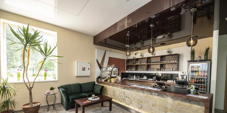 V restauraci si můžete dát občerstvení – sendviče, bagety, chlebíčky, medovník, ovocné košíčky, kávu, čaj i chlazené nápoje.
