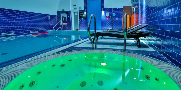 Vo wellness je bazén, vírivka a sauna.