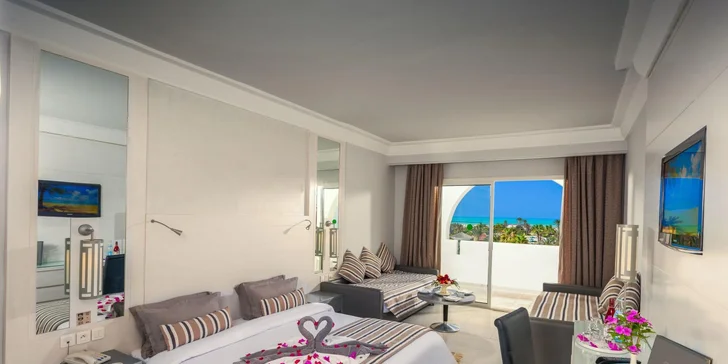 Připraven pro vás bude prostorný pokoj Deluxe. Pokoj je vybavený klimatizací, nechybí satelitní TV ani balkon.

