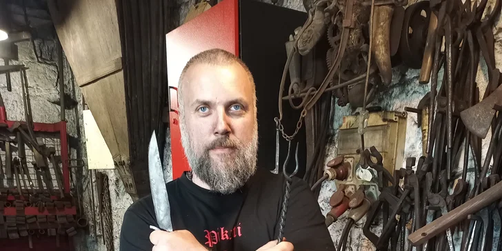  Z kurzu si odnesete vlastnoručně ukovaný výrobek. Může to být například nůž, otvírák, vidlička nebo jiný předmět.