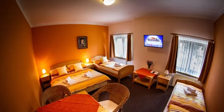 Čtyřlůžkový pokoj má jednu ložnici, apartmán dvě samostatné.