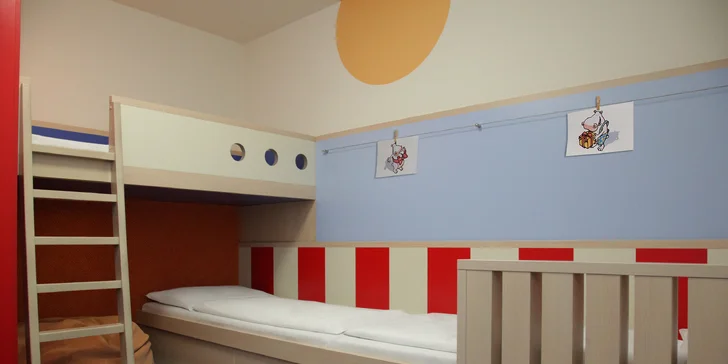 Apartmán je vybavený stejně jako dvoulůžkový pokoj, má však oddělené ložnice – jednu pro rodiče a druhou pro děti. 