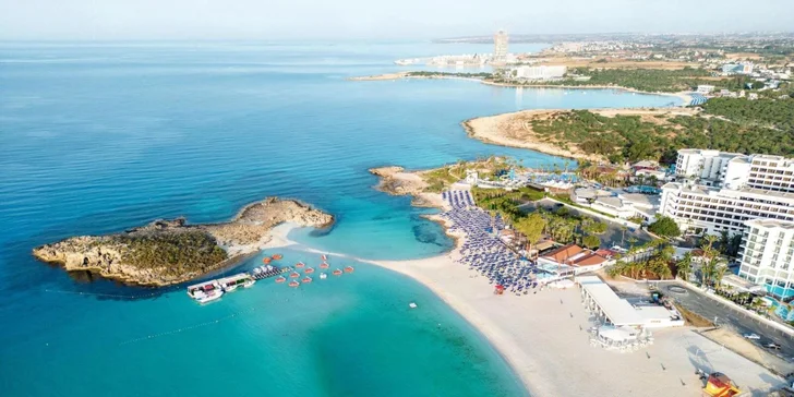 Stačí přejít přes silnici (zhruba 150 m) a vaše nohy se dotknou jemného světlého písku ikonické pláže Nissi Beach.