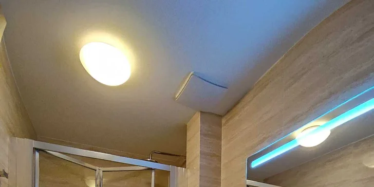 Samozřejmostí je vlastní koupelna se sprchovým koutem nebo vanou.