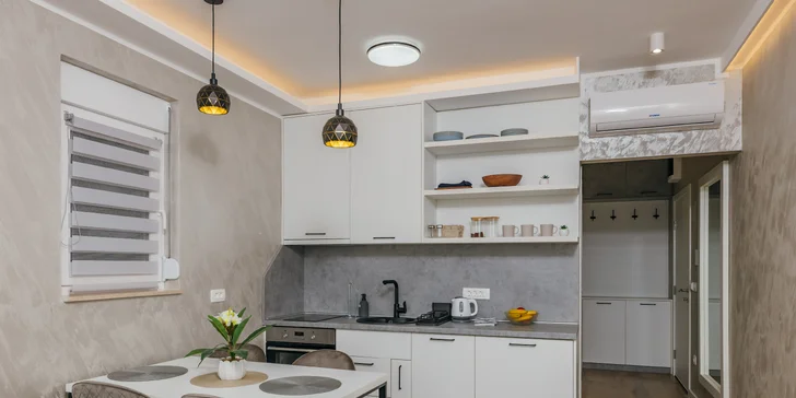 Ubytujete sa v komfortných štúdiách alebo apartmánoch s balkónmi, kde si ráno doprajete kávu s výhľadom.