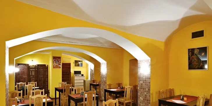 Indická restaurace Kathmandu leží jen pár desítek metrů od Tančícího domu u Rašínova nábřeží.