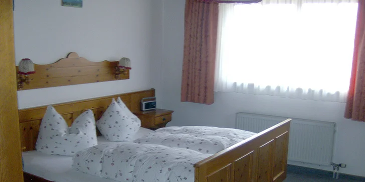 Každý pokoj disponuje vlastní koupelnou s WC, televizí, Wi-Fi a balkónem.
