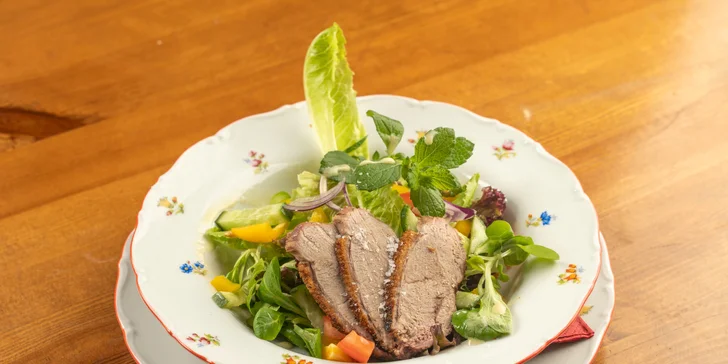 Těšte se také na salátek s kouskem kachního prsíčka připraveného metodou sous-vide.