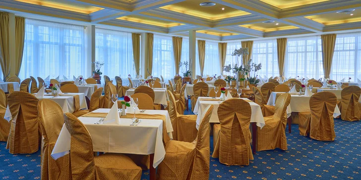 V balíčku máte snídani nebo polopenzi. Restaurace Savoy vaří mezinárodní speciality. 