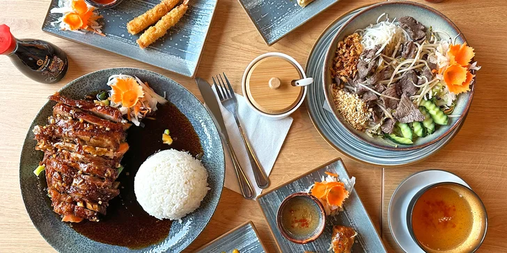 Tříchodové asijské menu pro 2 osoby: závitky, krevety, Bún Bò Nam Bộ a kachna i dezert