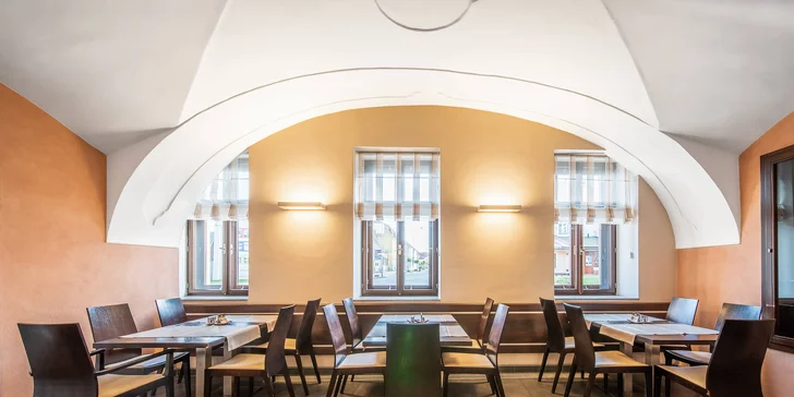 V restauraci se podávají bohaté bufetové snídaně a čeká vás i jedna večeře.