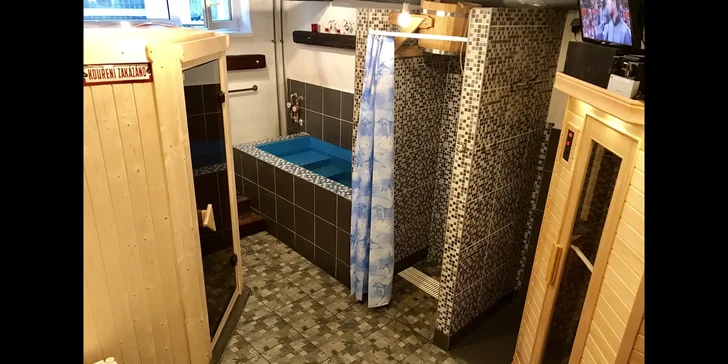 Relax si môžete dopriať aj v neobmedzenom súkromnom wellness s fínskou a infra saunou, 2 relaxačnými kreslami, závesným ľadovým vedrom a mini ochladzovacím bazénom s relaxačnou hudbou.