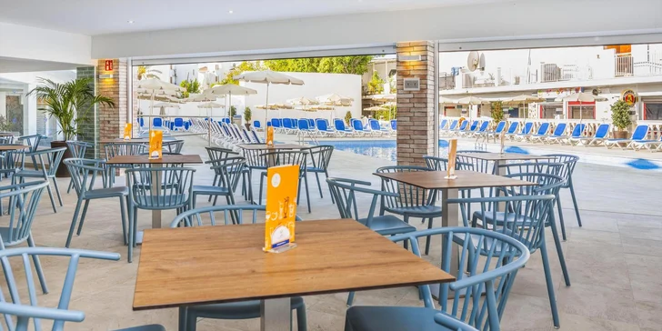 V okolí hotelu je několik obchůdků, do centra letoviska je to asi 400 metrů. 