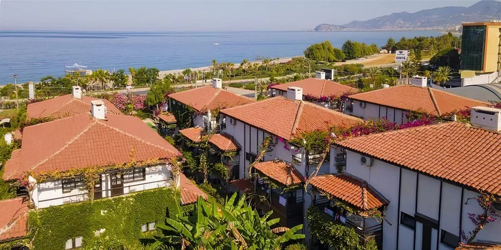 Tento oblíbený klubový resort je doslova vnořen do vzrostlé subtropické zahrady, která vytváří přirozený stín a pocit soukromí. 