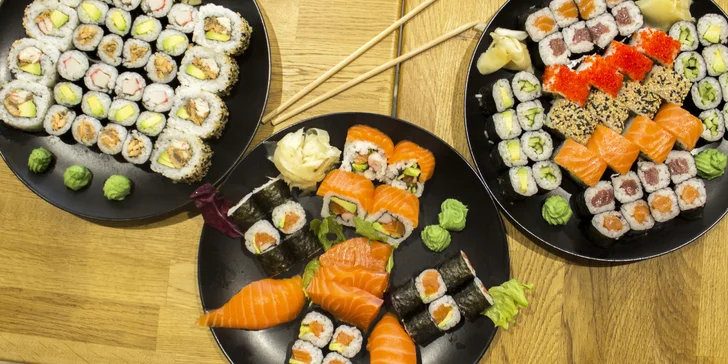 Ochutnáte sushi s lososem, okurkou, tuňákem i avokádem. 