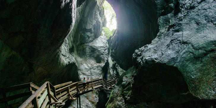 Do soutěsky Seisenbergklamm vede soustava dřevěných chodníků a visutých mostů, které jsou ukotveny ve strmých stěnách rokle. 