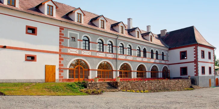 Historie zámku se píše už od roku 1149.