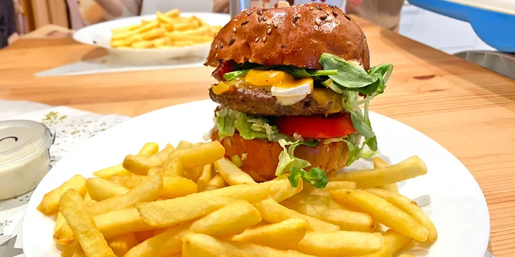 Připraví vám tu burger i s hranolky a dipem podle výběru. 
