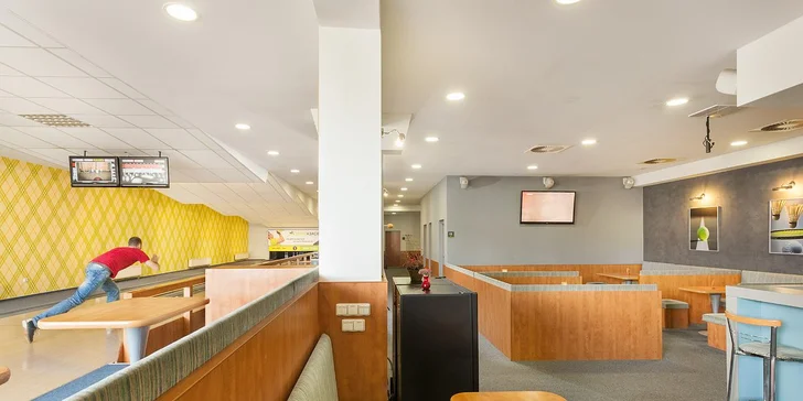  Hotel má tiež športbar s bowlingovými dráhami.