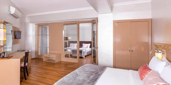 Příjemné klima zajistí klimatizace a nechybí ani balkon nebo terasa. Skvělým bonusem je minibar, který vám personál dvakrát týdně bezplatně doplní vodou a džusy.


