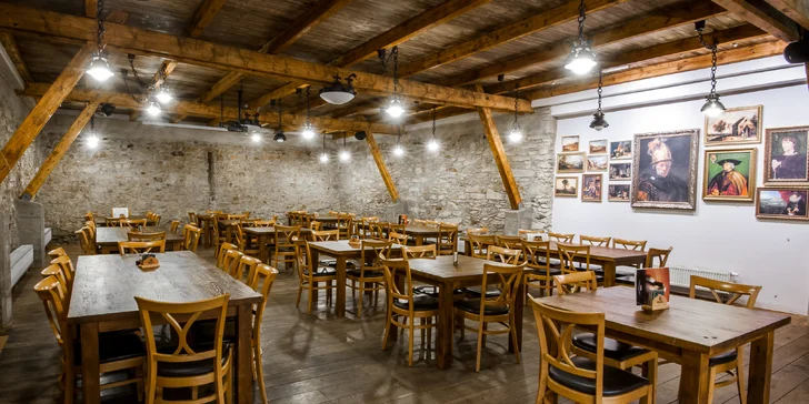 Příjemně posedět pak můžete v přilehlé památkově chráněné historické restauraci.