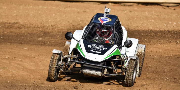 Buggy je poháněná motorem Honda GX 160 s výkonem 5,5 koně, se kterým to dokáže vytáhnout až na maximální rychlost 50 km/h. 