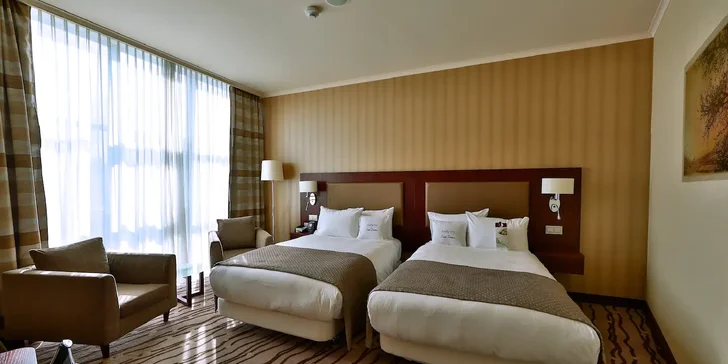 Připojíte se tu k Wi-Fi, nechybí TV ani minibar. 
