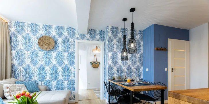 Nechybí obývací část s rozkládací pohovkou, jídelní kout, balkon/terasa a koupelna se sprchou.