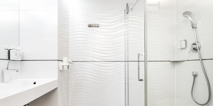 Izby a apartmány majú komfortnú kúpeľňu so sprchovacím kútom, WC a fénom.