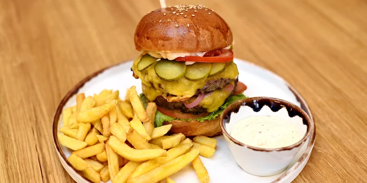 Objednat si můžete pikantní bacon burger s hovězím, případně chicken burger s kuřecími prsy obalenými v cornflakes, nebo dokonce double cheeseburger s 300 g šťavnatého masa.