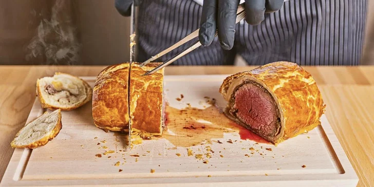 Hovězí Wellington tu připravují z pravé hovězí svíčkové Black Angus.