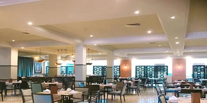 Hlavní restaurace nabízí bohaté a pestré bufety, kde můžete ochutnat jak tradiční tuniské speciality, tak oblíbená jídla mezinárodní kuchyně.