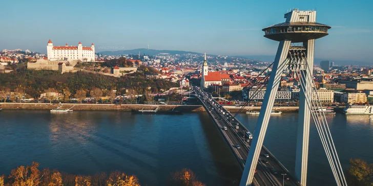 Vyhliadka z veže UFO s miešaným drinkom, fľašou Prosecca alebo zákuskom