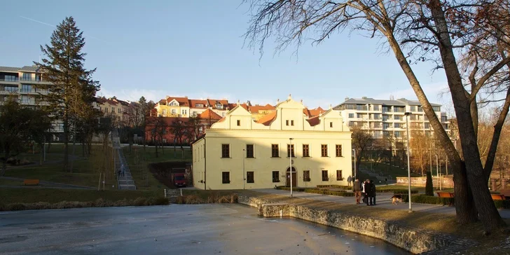 Zámeček stojí na bývalých vinicích benediktinek z pražského Hradu.