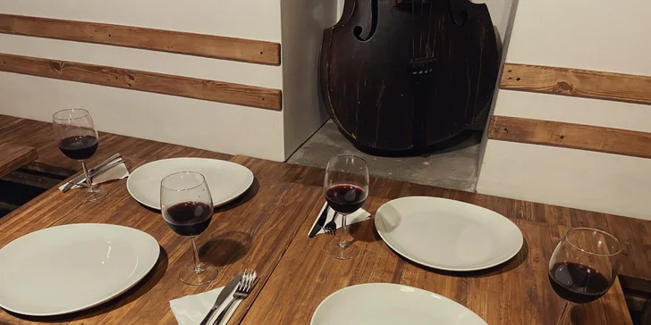 Tuhle příjemnou restauraci najdete kousek od Smíchovské náplavky – za rohem od zastávky Zborovská. 