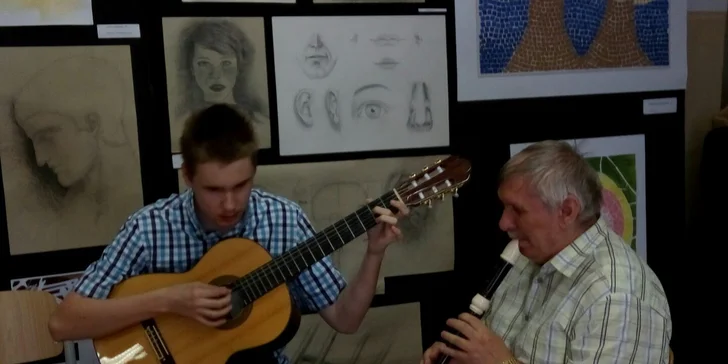 K tomu ale potřebuje asistenci. Díky ní může chodit do školy, stíhat učivo, účastnit se školních koncertů a dělat věci jako jeho spolužáci. 