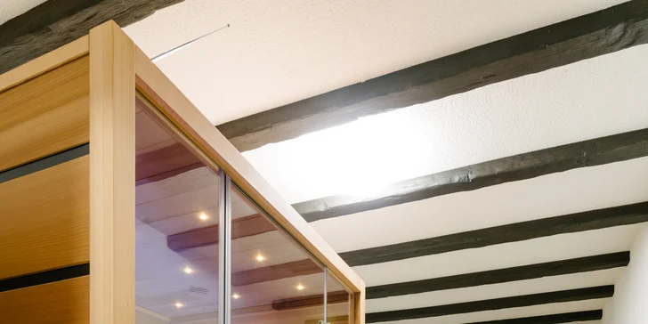 Infrasauna uvnitř roubenky je k dispozici za příplatek, nebo dle termínu máte hodinu v ceně. 