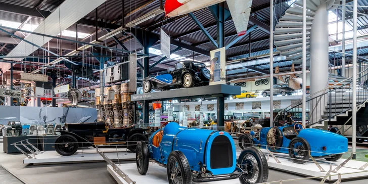 Projdete se mezi skvosty značek jako Ferrari, Porsche, Mercedes-Benz, Bugatti a dalších, a budete mít jedinečnou možnost obdivovat jejich krásu a inovativní design.