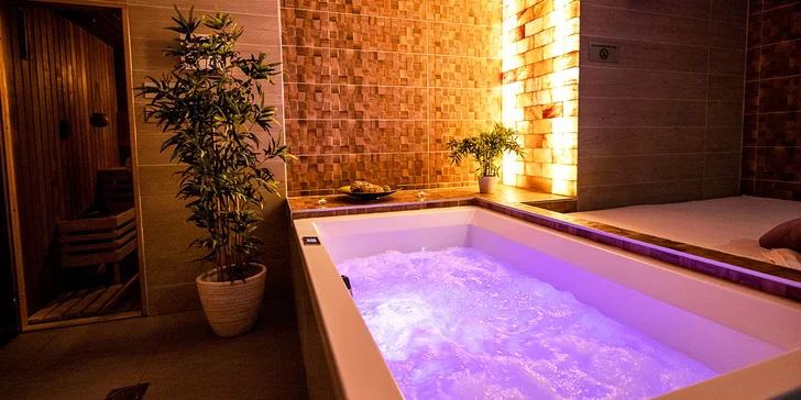Bude pro vás nachystaná koupel ve vířivé vaně s hydromasáží a aromatickou solí podle výběru. 