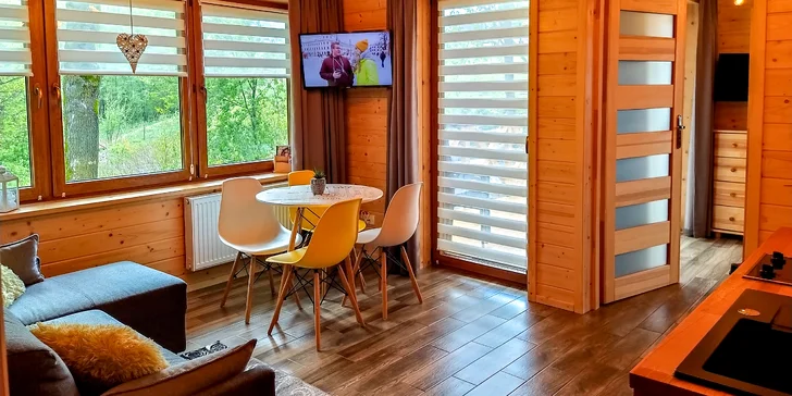  Chvíľky si môžete krátiť sledovaním televízie alebo surfovaním na internete. (Apartmán 1) 