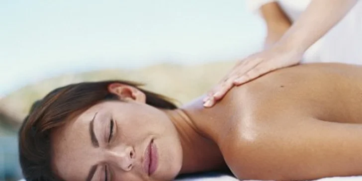 390 Kč za uvolňující masáž zad aromaoleji thajské biokosmetiky Sranrom