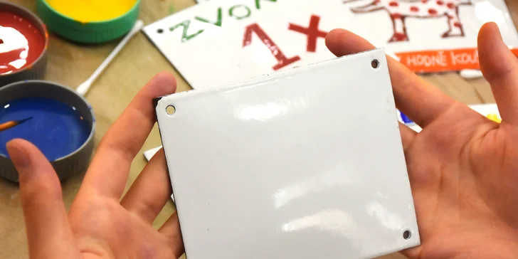 Čeká vás tu zdobení plechových cedulek o rozměru 10 × 10 cm. 