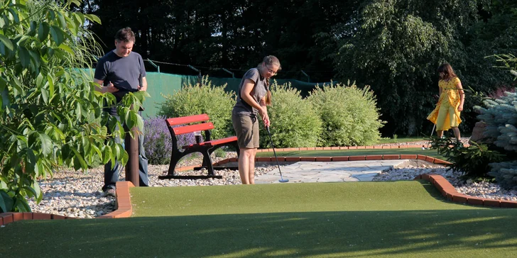 Adventure golf se hraje v krásném prostředí již vzrostlé a upravené zeleně. 