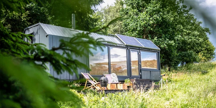 Nádherný tiny house v Jizerkách: kúpeľňa, vybavená kuchyňa, raňajková debnička, terasa a pokoj